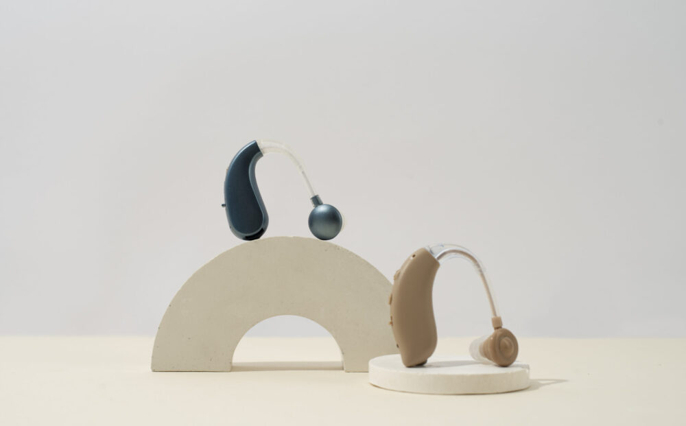 hearing-aids-arrangement-with-geometric-shape