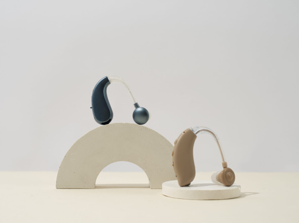 hearing-aids-arrangement-with-geometric-shape